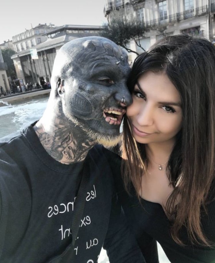 27-year-old man, whose body is completely covered with over 200 tattoos transformed them for the sake of his new wife 😮😮… and you better take a sit before seeing him today in 1st comm ⬇😨