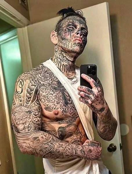 Cancer survivor whose body is completely covered with hundreds of tattoos – including his eyeballs – shares what he looked like before 😮😮… Better sit down before you see him👇👇👇