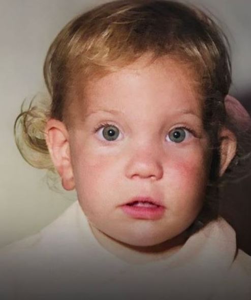 This little girl was abandoned by her superstar dad aged just 2 😲💔 He disowned her, saying she’s “dead” to him 😔… now she’s a famous actress 😮 Check Comments to see who it is 👇👇