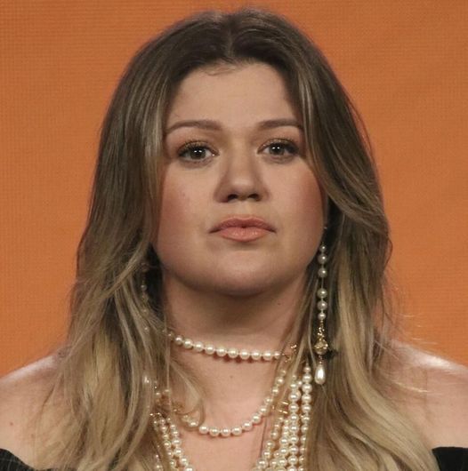 Kelly Clarkson Admits She Finds ‘Nothing Wrong’ With Spanking Her Kids As A Form Of Parental Discipline – View full story in the first Comment 👇