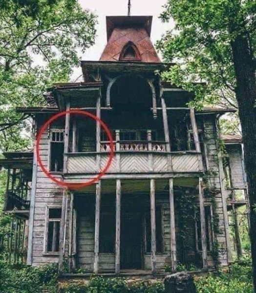 When he was younger his dad took his family and ran away, 65 years later the son returned to the old home, crawled up into the attic and found a string on the floor. When he pulled the string, he revealed a mystery that had been kept secret for nearly 65 years: Check the comments 👇👇👇