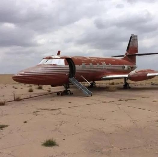 Elvis Presley’s abandoned airplane has finally been sold after 40 years in the desert, but better sit down till you see how it looks inside. Photos in the comments👇