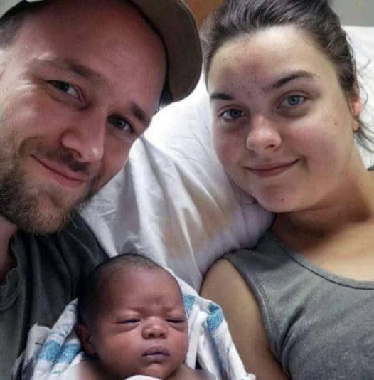 A family is going viral for the birth of their beautiful baby boy, who happens to be Black. But the mom and dad are both white, and people online think something strange is going on… Check comments 👇