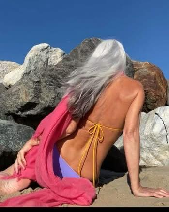 At 68, she is dubbed ‘The world’s most beautiful grandmother’ – now look when she turns around… Check the comments 👇🏻😲